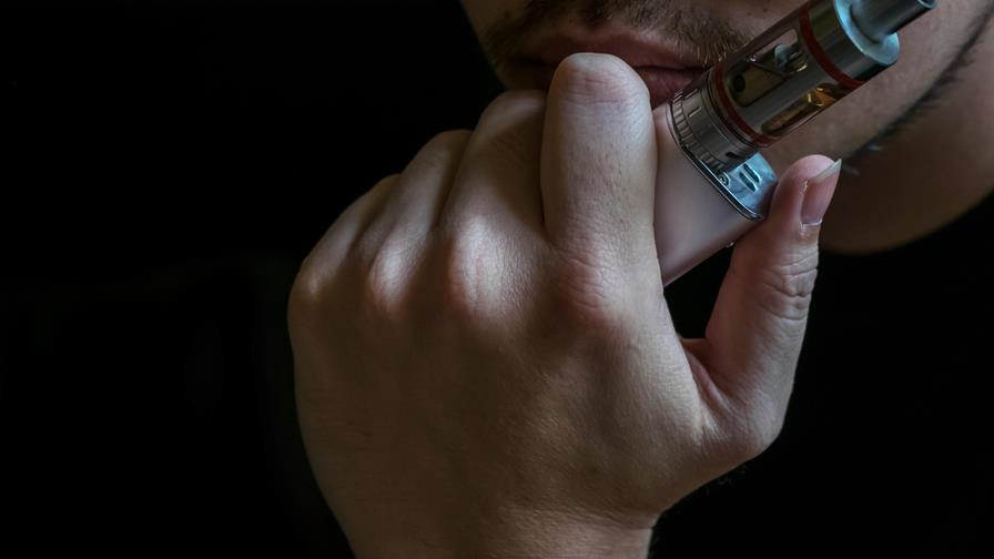 Cigarrillos electrónicos y vapeadores se suman a las falsificaciones más incautadas en UE