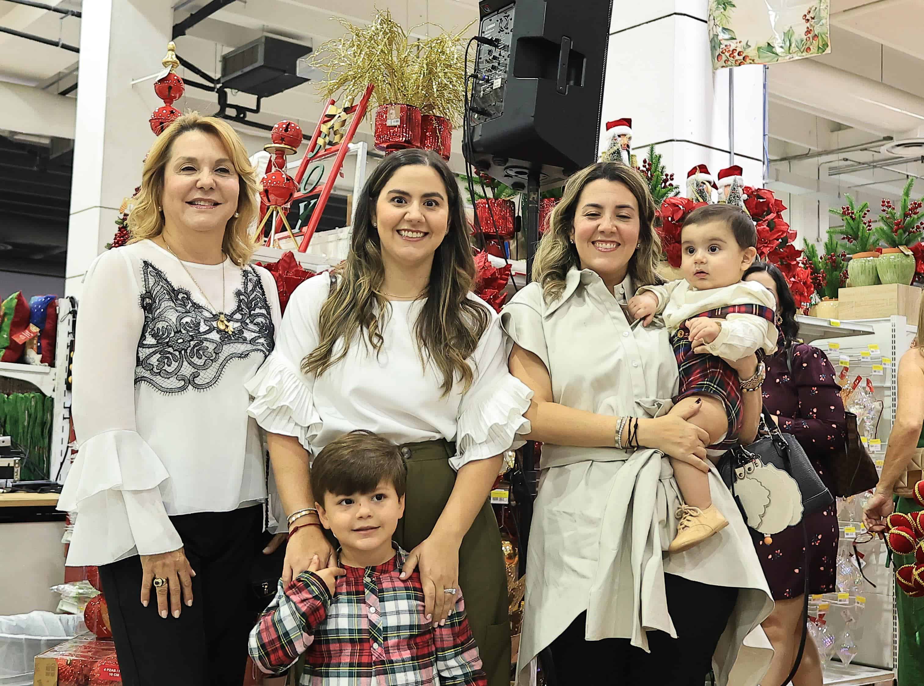Bronis de Santana, Michelle Santana, José Leopoldo, Paola Santana y Mario Joaquín.<div><br></div>