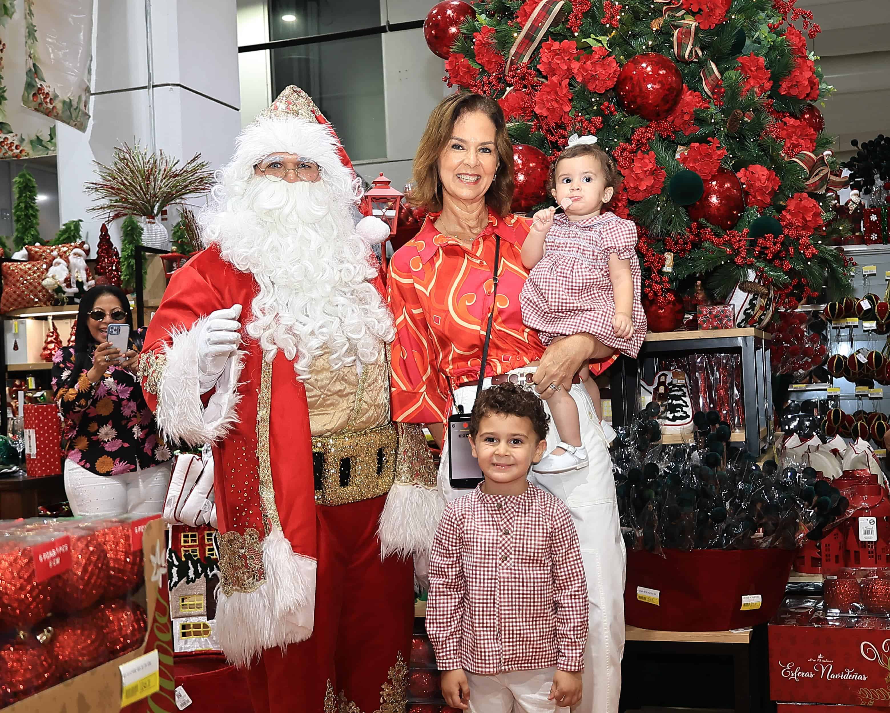 Lissette Chamorro, Luca y Sarah González.