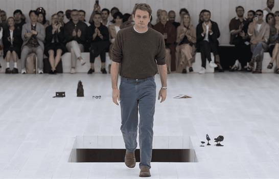 La fascinaci&oacute;n de Ala&iuml;a por Dior completa una doble muestra en Par&iacute;s con piezas in&eacute;ditas