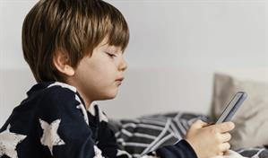 Un estudio indica que los niños con control parental del móvil duermen y estudian mejor