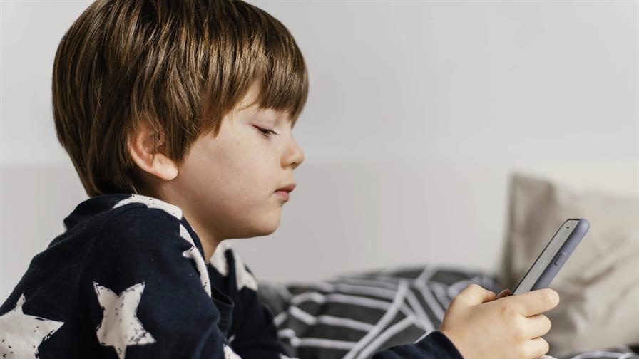 Un estudio indica que los niños con control parental del móvil duermen y estudian mejor Un estudio indica que los niños con control parental del móvil duermen y estudian mejor