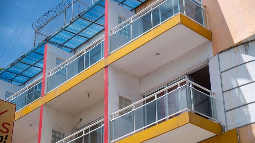 Padre de adolescente lanzada desde tercer piso en Pantoja dice que su hija fue secuestrada y violada