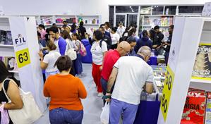 Recorriendo la Feria Internacional del Libro 2025; cómics y novelas atraen a los jóvenes