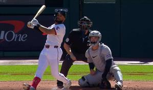 VIDEO | Novato dominicano George Valera brilla en triunfo de Cleveland para empatar su serie