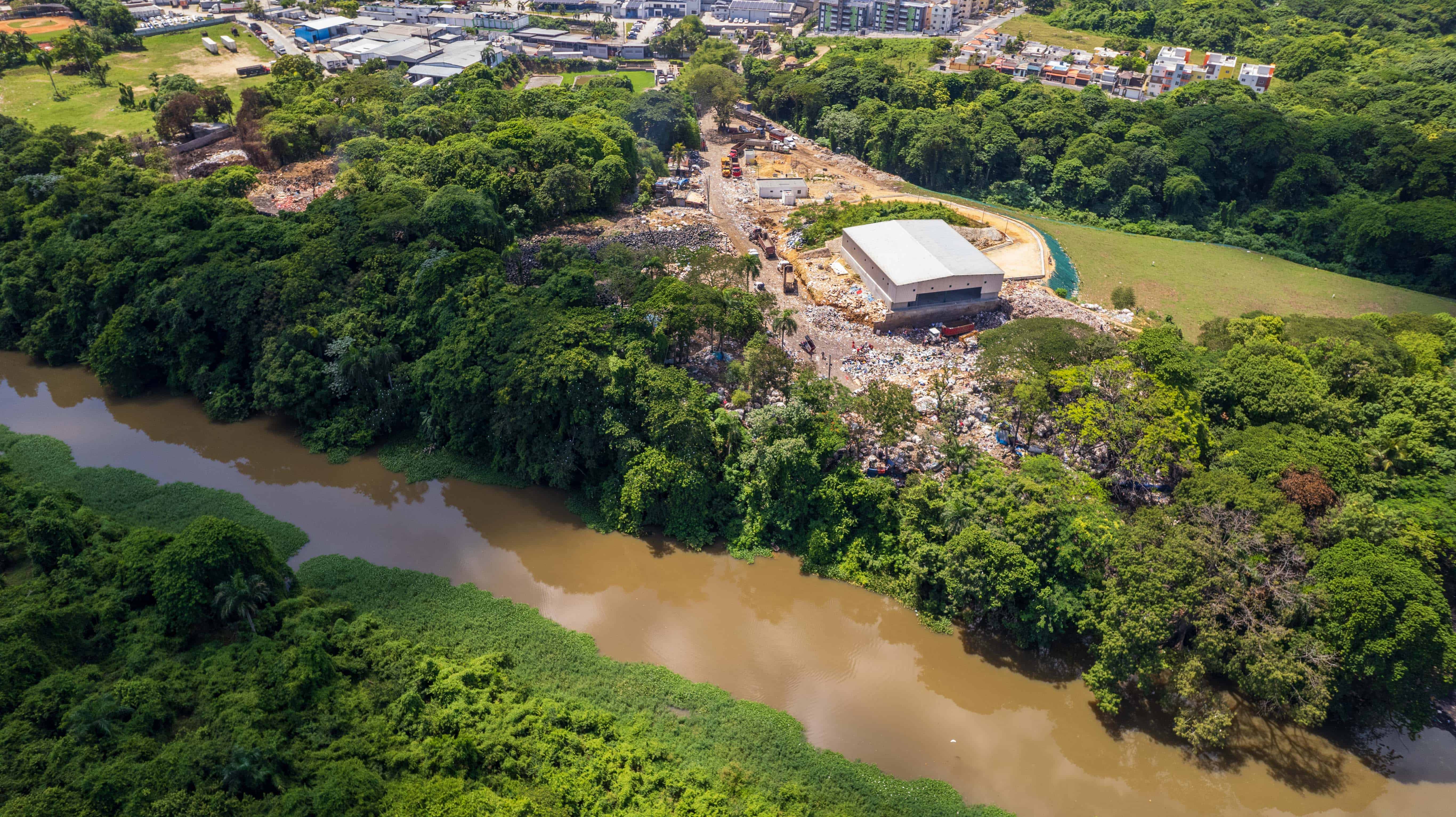 La proximidad del río y el basurero.