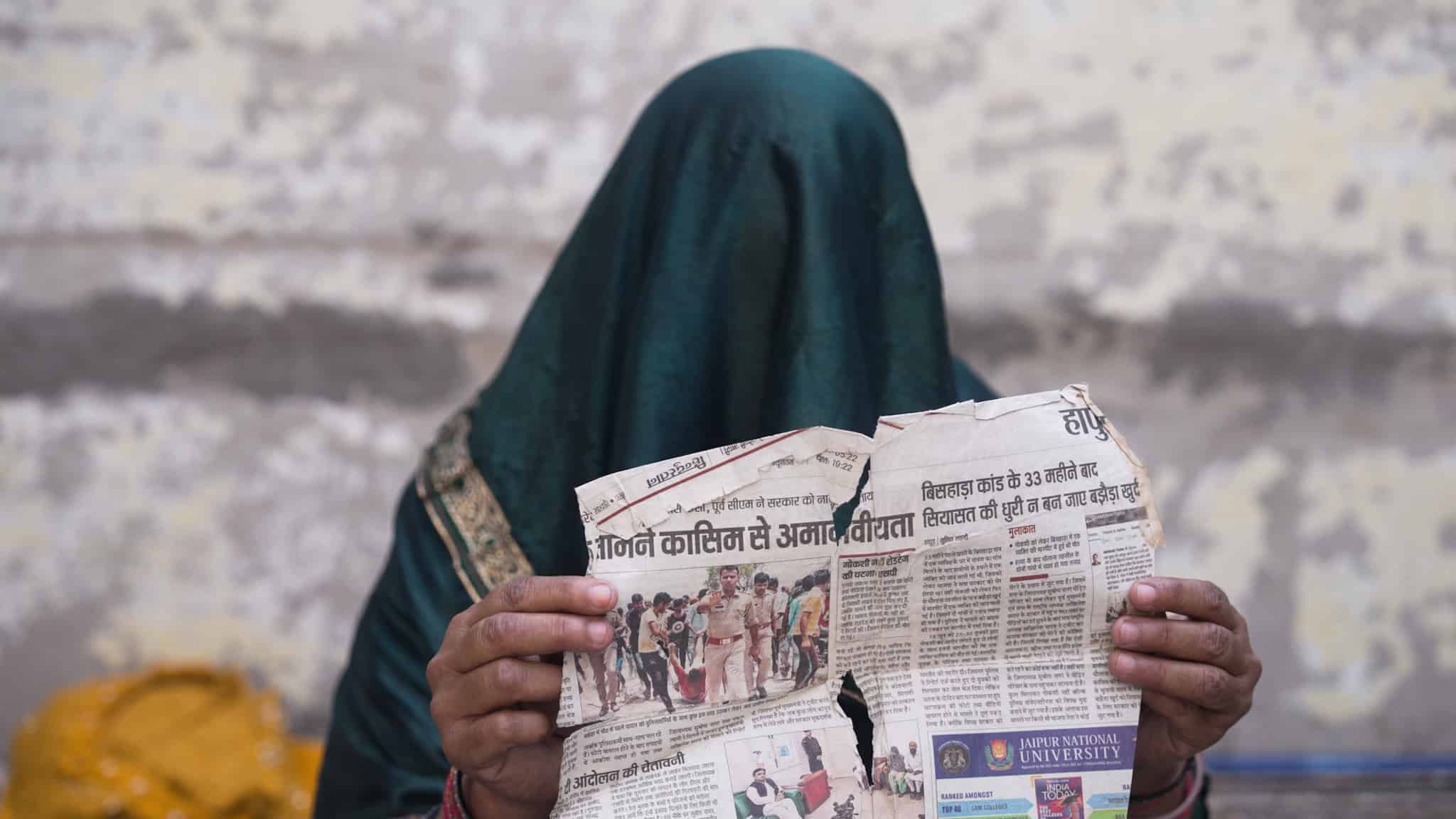 Naseema Qureshi, viuda del comerciante musulmán Qasim Qureshi, que murió en un linchamiento en la India motivado por mensajes falsos y odio religioso, muestra el pasado 28 de mayo un periódico con la noticia del ataque a su marido en Harpur, el pueblo de mayoría islámica donde se produjo la agresión mortal. Los rumores han demonizado a la comunidad musulmana con acusaciones que van desde teorías conspirativas como la love jihad (una idea impulsada por la extrema derecha que acusa a los hombres musulmanes de seducir a mujeres hindúes para convertirlas forzosamente al islam), hasta falsedades sobre el sacrificio de vacas, un animal considerado sagrado en la religión hindú.