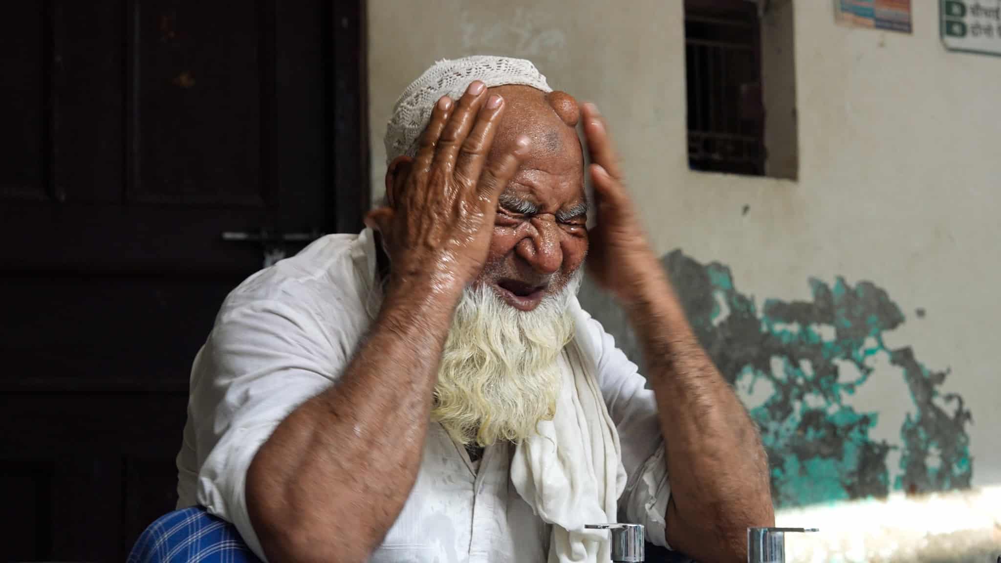 Mohammed Samaydeen, superviviente de un linchamiento en la India motivado por mensajes falsos y odio religioso en el que murió el comerciante musulmán Qasim Qureshi, reza el pasado 28 de mayo en la mezquita de Harpur, el pueblo de mayoría islámica donde se produjo el ataque. Los rumores han demonizado a la comunidad musulmana con acusaciones que van desde teorías conspirativas como la love jihad (una idea impulsada por la extrema derecha que acusa a los hombres musulmanes de seducir a mujeres hindúes para convertirlas forzosamente al islam), hasta falsedades sobre el sacrificio de vacas, un animal considerado sagrado en la religión hindú.