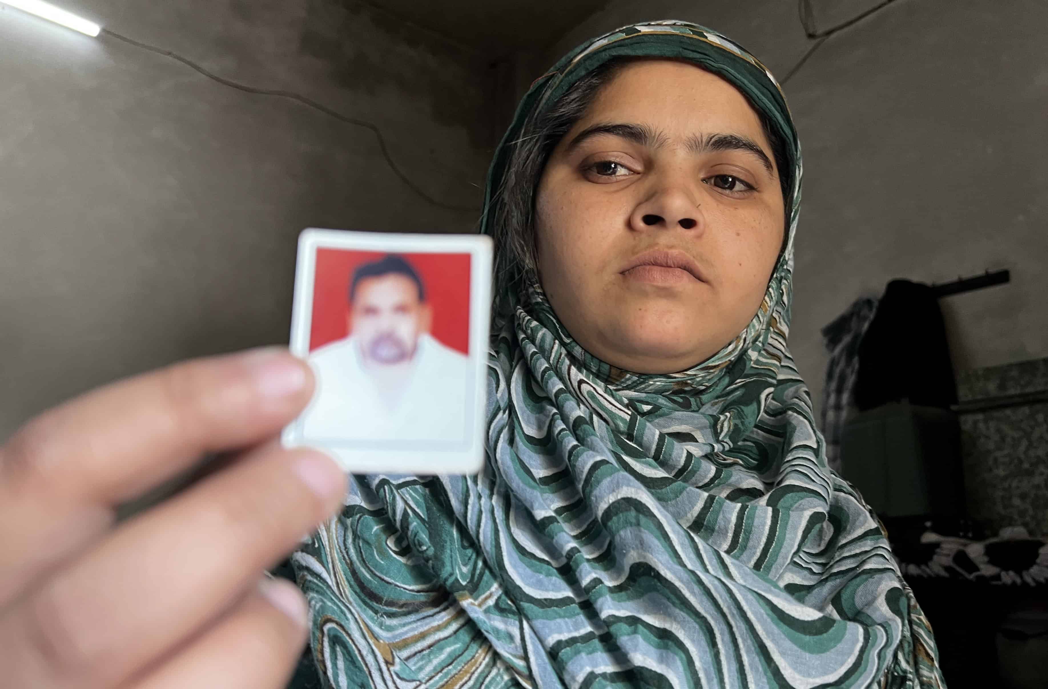 Nisha Qureshi, hija del comerciante musulmán Qasim Qureshi, que murió en un linchamiento en la India motivado por mensajes falsos y odio religioso, sostiene una foto de su padre el pasado 22 de abril en Harpur, el pueblo de mayoría islámica donde se produjo el ataque. Los rumores han demonizado a la comunidad musulmana con acusaciones que van desde teorías conspirativas como la love jihad (una idea impulsada por la extrema derecha que acusa a los hombres musulmanes de seducir a mujeres hindúes para convertirlas forzosamente al islam), hasta falsedades sobre el sacrificio de vacas, un animal considerado sagrado en la religión hindú.<br>