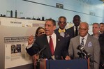 Adriano Espaillat critica la congelaci&oacute;n de 18,000 millones de d&oacute;lares para trenes