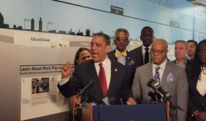 Adriano Espaillat critica la congelación de 18,000 millones de dólares para trenes