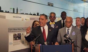 Adriano Espaillat critica la congelación de 18,000 millones de dólares para trenes