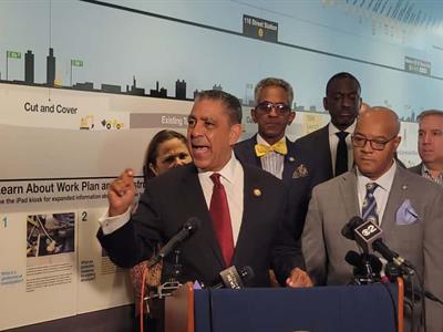 Adriano Espaillat critica congelación fondos para trenes