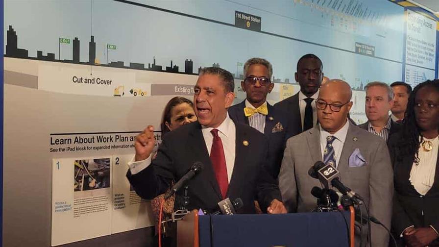 Adriano Espaillat critica la congelación de 18,000 millones de dólares para trenes Adriano Espaillat critica la congelación de 18,000 millones de dólares para trenes
