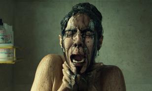 “Baño de mujeres”, historia de terror y suspenso dirigida por Frank Perozo