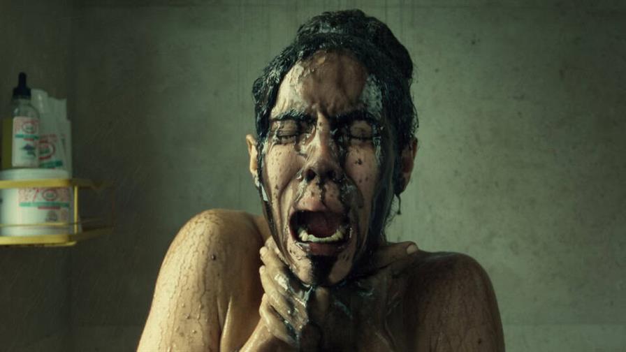 “Baño de mujeres”, historia de terror y suspenso dirigida por Frank Perozo