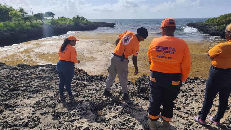 Defensa Civil busca adolescente desaparecido en playa de La Romana
