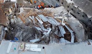 Sin señales de vida de 59 personas bajo los escombros de escuela derrumbada en Indonesia