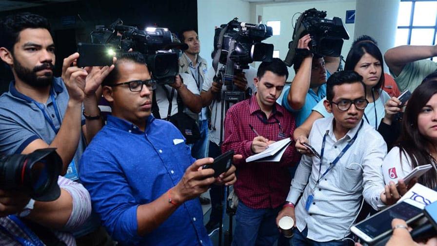 Gremio de periodistas de El Salvador denuncia autoexilio de 43 de sus miembros