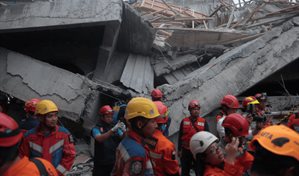 Casi 60 personas siguen atrapadas bajo los escombros de escuela derrumbada en Indonesia