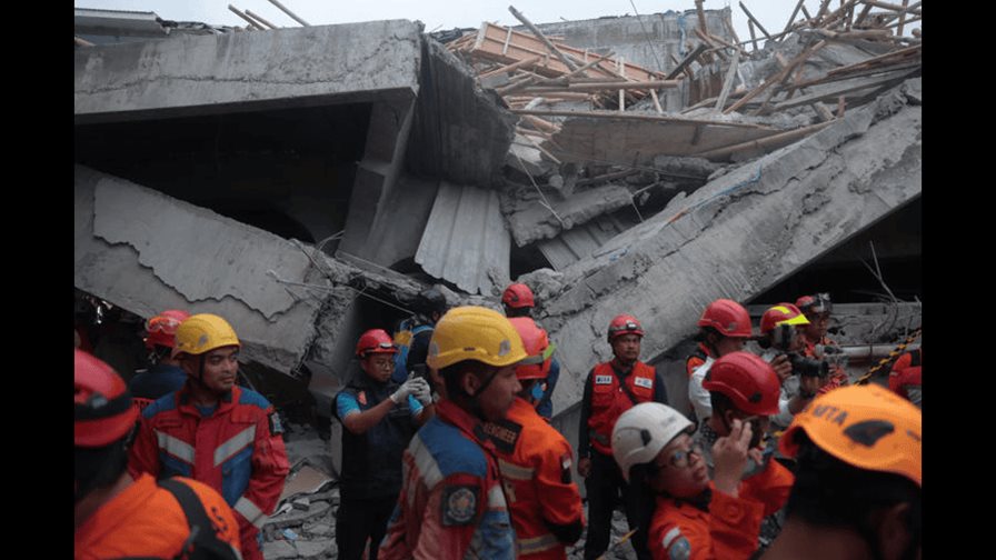 Casi 60 personas siguen atrapadas bajo los escombros de escuela derrumbada en Indonesia Casi 60 personas siguen atrapadas bajo los escombros de escuela derrumbada en Indonesia