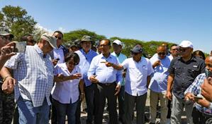 Senadores recorren laguna de Cabral y escuchan preocupaciones de pescadores por reducción del caudal