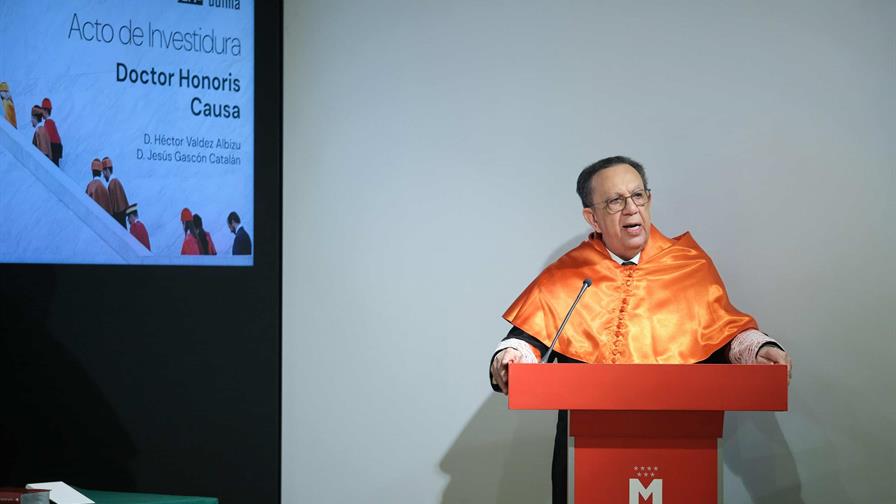 Valdez Albizu es investido como doctor honoris causa por universidad de España