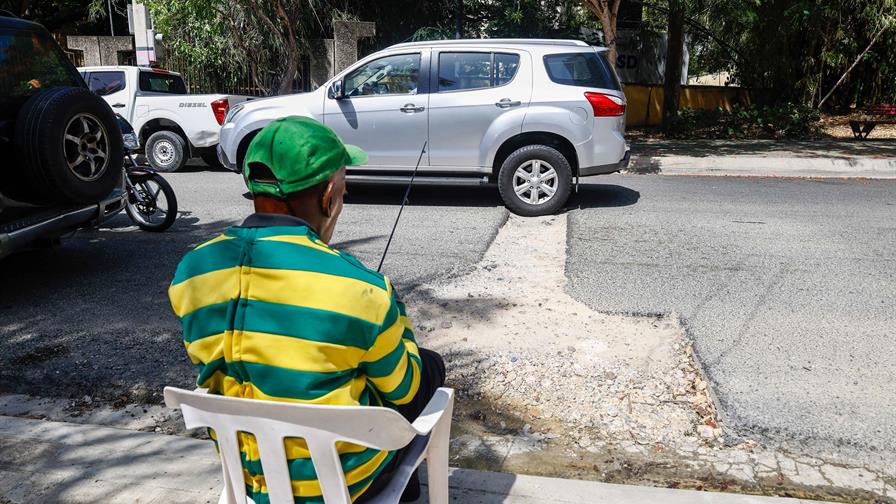Vecinos exigen asfaltado de zanja abierta por la Caasd en la calle Robles