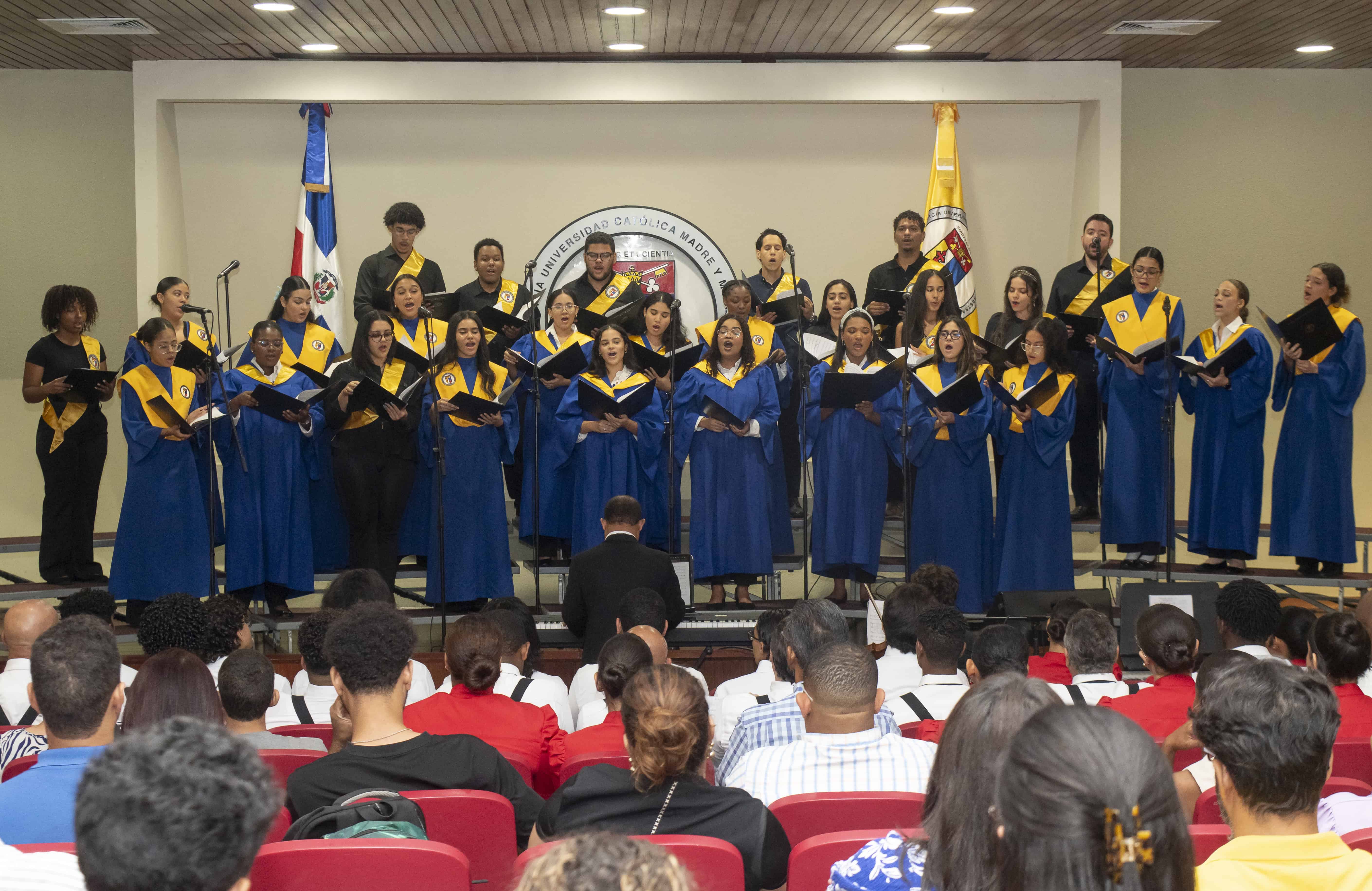 El coro de la PUCMM inició la velada.