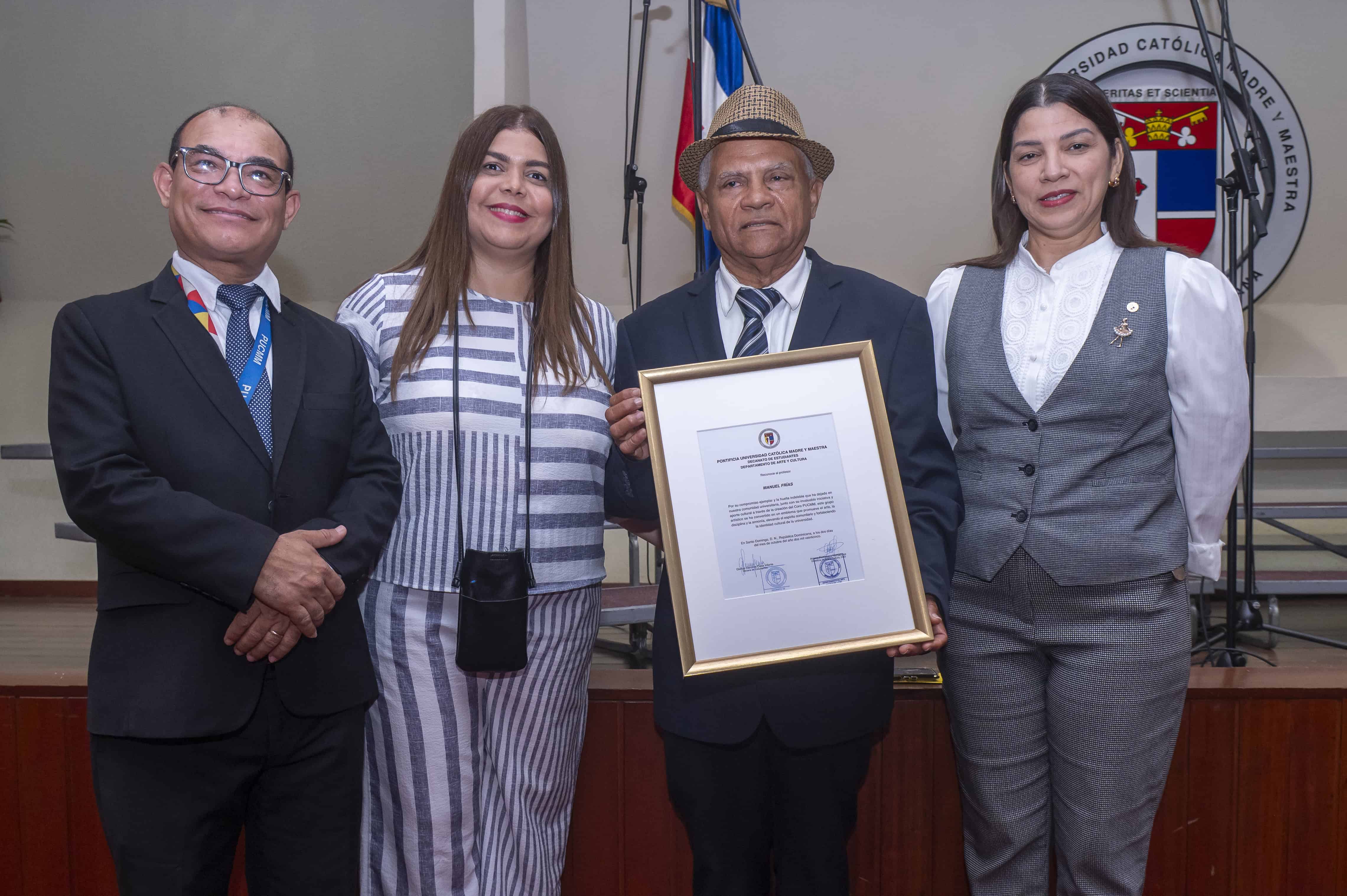 El profesor Manuel Frias, fundador en el 1989 del coro la PUCMM, fue reconocido por sus aportes.