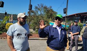 Adriano Espaillat encabeza tour en barco por la Justicia Ambiental en el Río Harlem