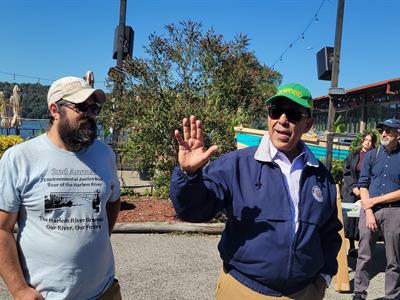Adriano Espaillat encabeza tour en barco por la Justicia Ambiental