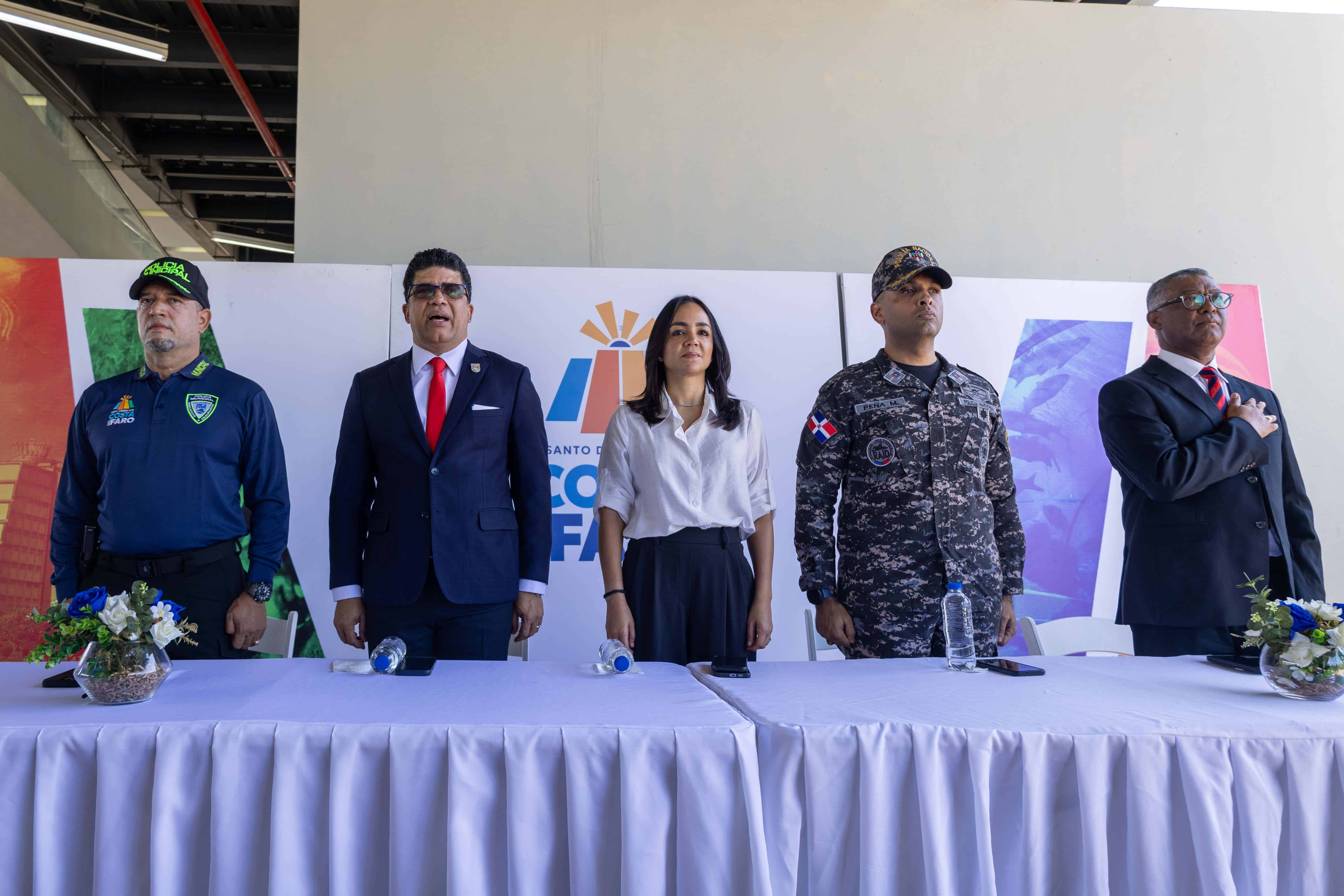 Juan Ramón Aquino, director de la Policía Municipal de Santo Domingo Este; el alcalde Dío Astacio; la ministra de Interior, Faride Raful; el director de la Policía Auxiliar, coronel Carlos Peña, y Jesús Colón, secretario general de la Alcaldía de Santo Domingo Este.