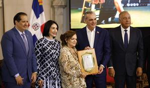 La maestra Josefina Miniño recibe el premio al Adulto Mayor del Año 2025