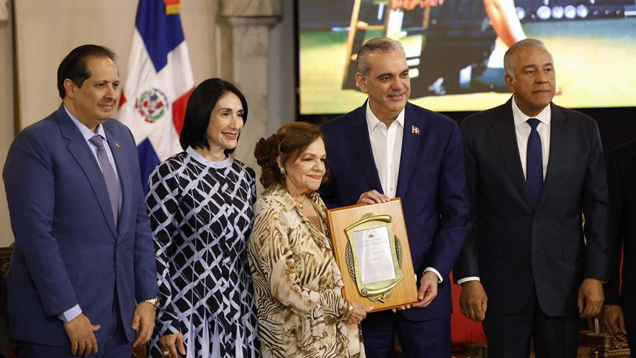 La maestra Josefina Miniño recibe el premio al Adulto Mayor del Año 2025