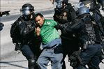Trump acumula múltiples demandas millonarias por detener a ciudadanos en las redadas