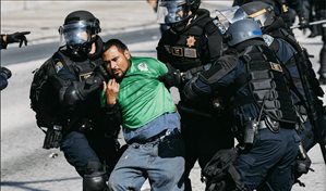 Trump acumula múltiples demandas millonarias por detener a ciudadanos en las redadas