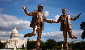 Reaparece estatua de Trump y Epstein en plena polémica por correos publicados