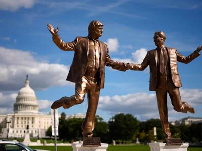 Reaparece estatua de Trump y Epstein en Washington