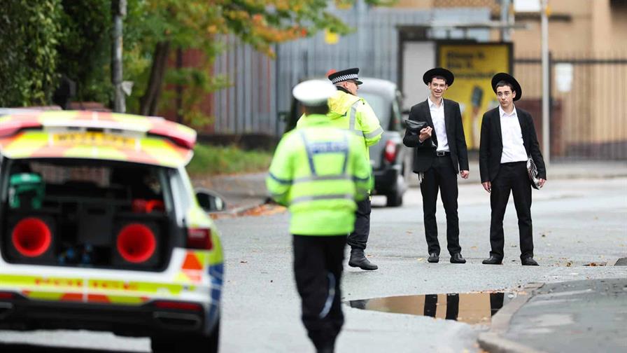 Una de las dos víctimas del ataque a la sinagoga de Mánchester recibió un disparo de la policía