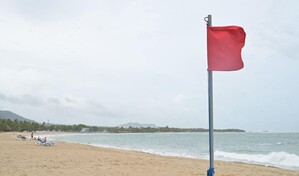 Rescatan seis personas atrapadas por subida de marea en Puerto Plata pese a bandera roja