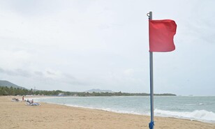 Rescatan seis personas atrapadas por subida de marea en Puerto Plata pese a bandera roja