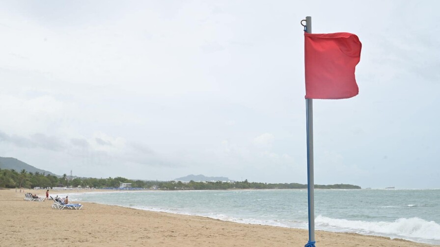 Rescatan seis personas atrapadas por subida de marea en Puerto Plata pese a bandera roja