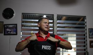 Familiares y amigos reciben al periodista salvadoreño Mario Guevara, deportado de EE. UU.