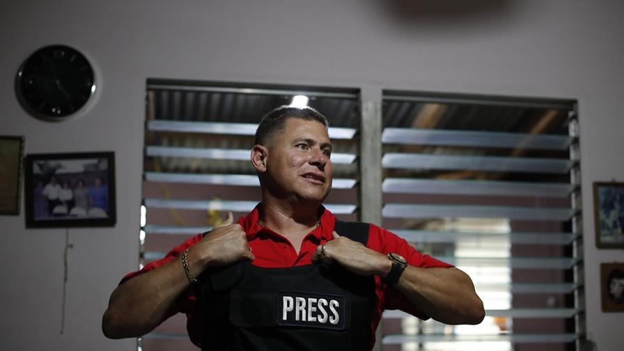 Familiares y amigos reciben al periodista salvadoreño Mario Guevara, deportado de EE. UU.