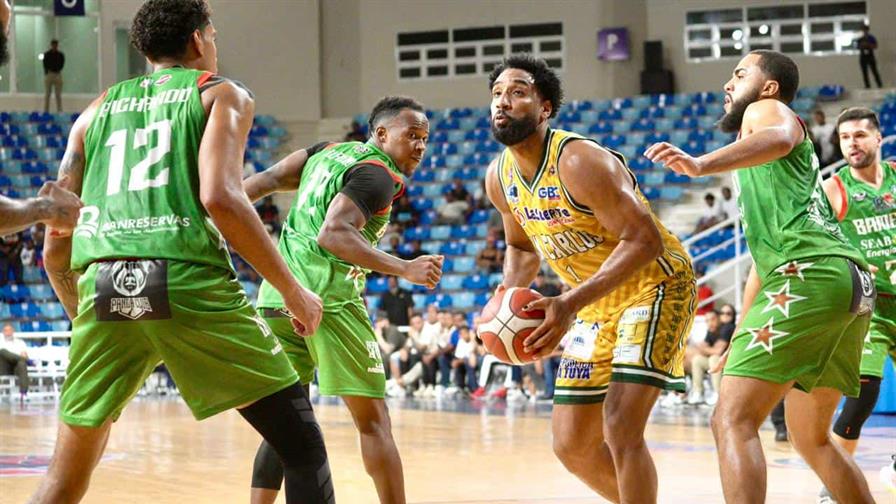 Juan Guerrero, impresionante en la victoria de San Carlos sobre Bameso en el TBS Distrito 2025