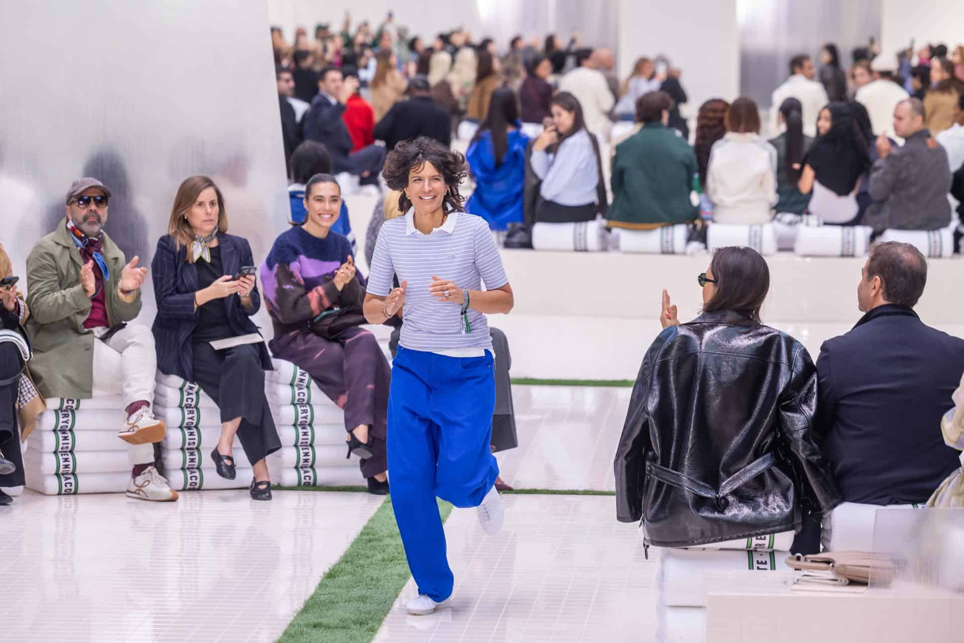 La diseñadora griega Pelagia Kolotouros aparece en la pasarela tras la presentación de su colección **Primavera/Verano 2026** para **Lacoste**, durante la **Semana de la Moda de París, en París, Francia, el 5 de octubre de 2025.<br>