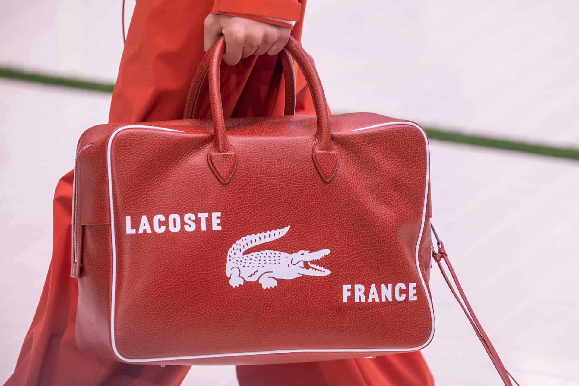 Una modelo presenta una creación de la colección Primavera/Verano 2026 de la diseñadora griega Pelagia Kolotouros para Lacoste, durante la Semana de la Moda de París*, en París, Francia, el 5 de octubre de 2025.<br>