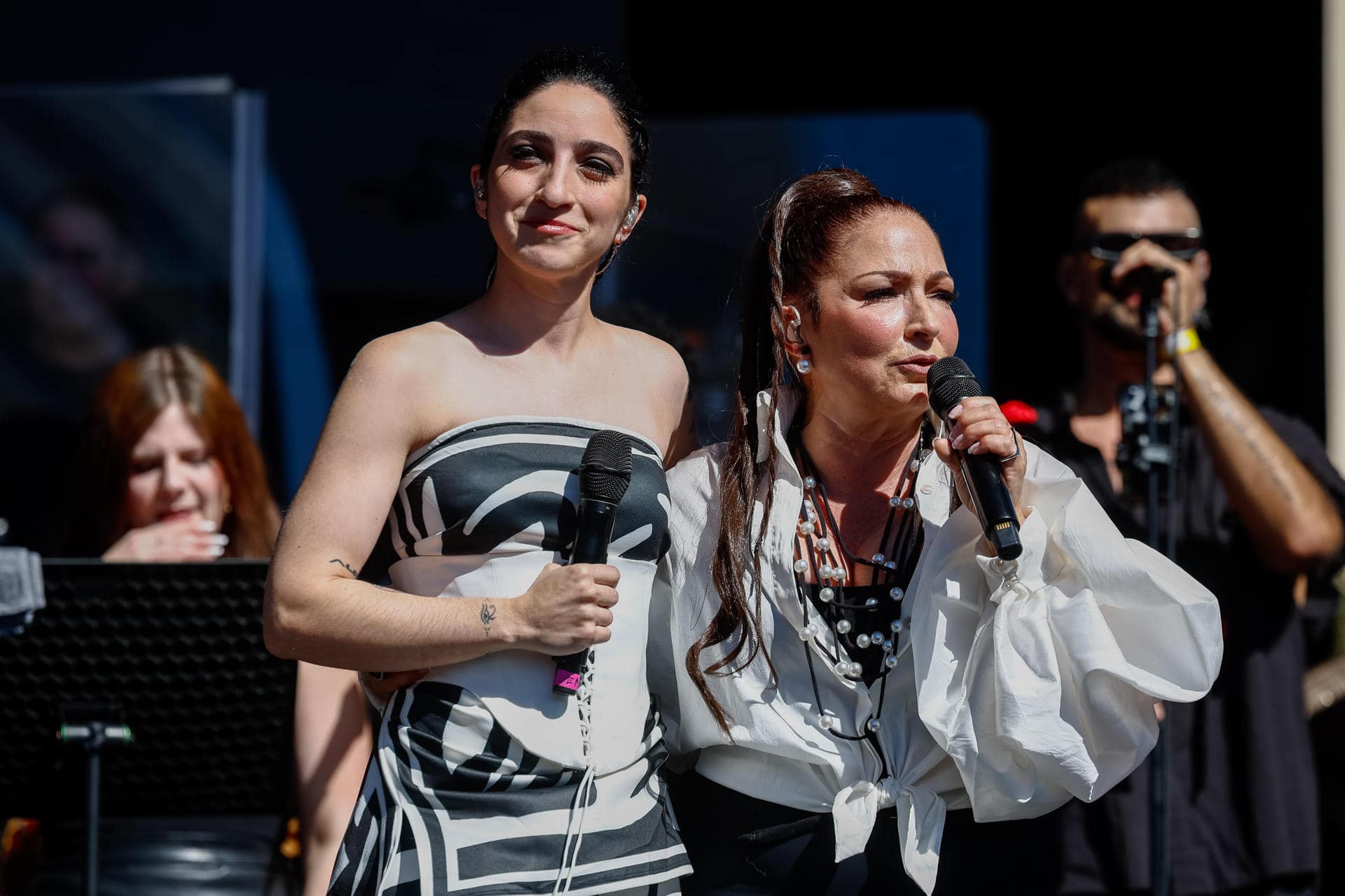 La cantante cubano-estadounidense Gloria Estefan (d) y su hija Emily Estefan durante el concierto gratuito ofrecido este domingo en Madrid en el marco de las celebraciones de la Hispanidad 2025.