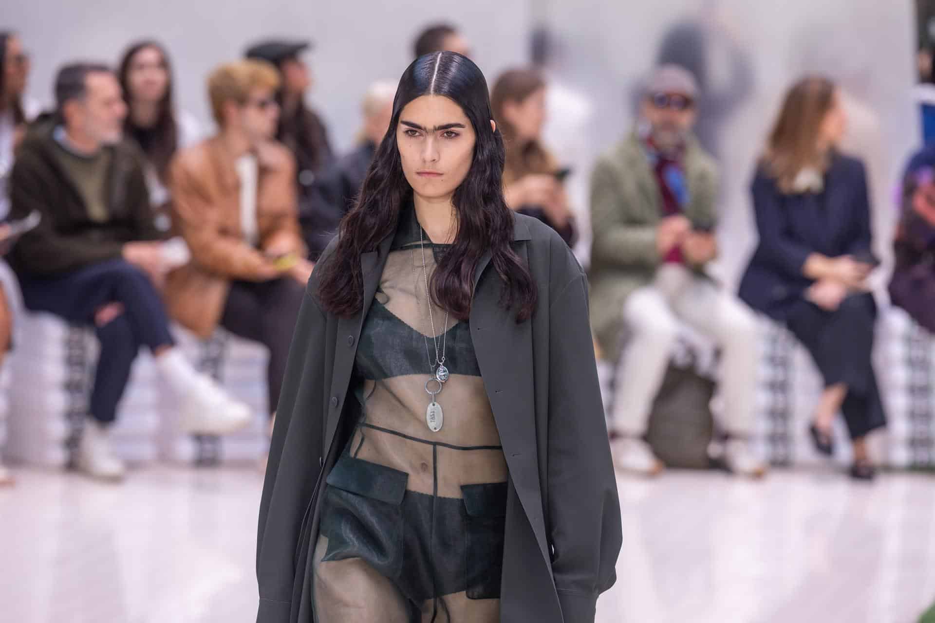 Una modelo presenta una creación de la colección Primavera/Verano 2026 de la diseñadora griega **Pelagia Kolotouros** para **Lacoste**, durante la **Semana de la Moda de París**, en **París, Francia**, el **5 de octubre de 2025**.<br>